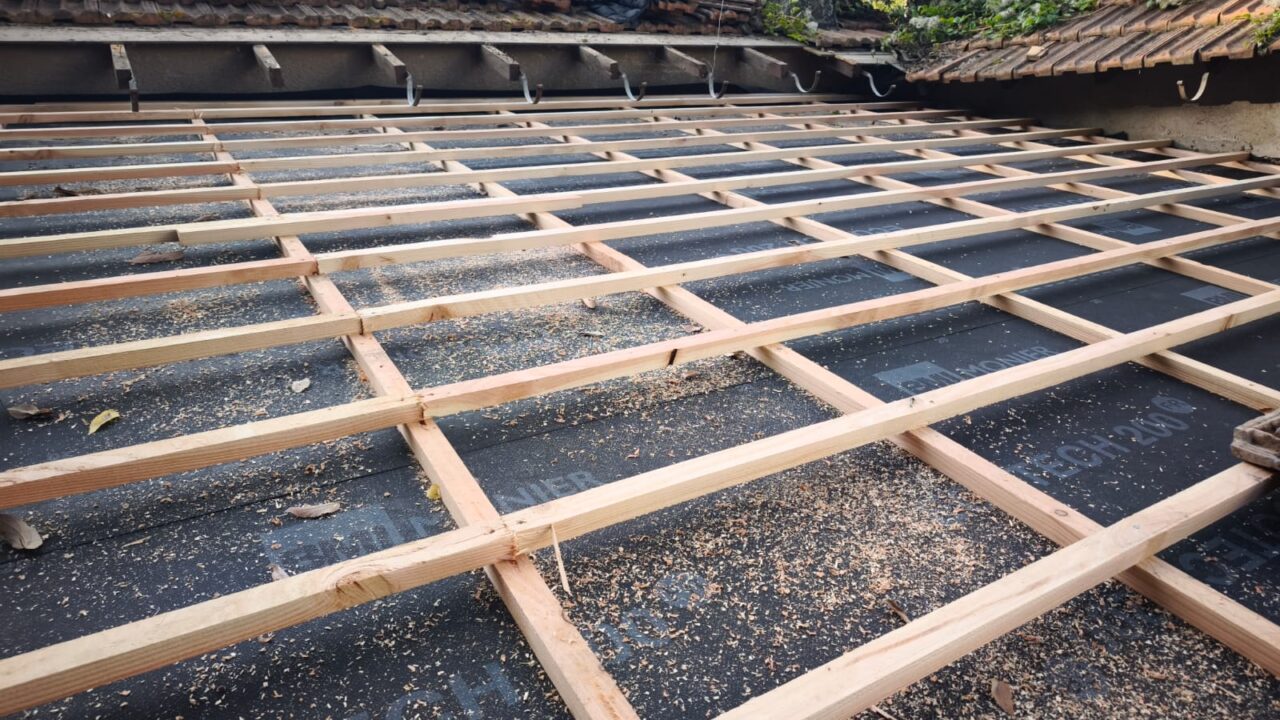 Les Pennes-Mirabeau Renovation toiture charpente couverture bois reparation toiture zinc bois velux gouttiere traitement tuiles