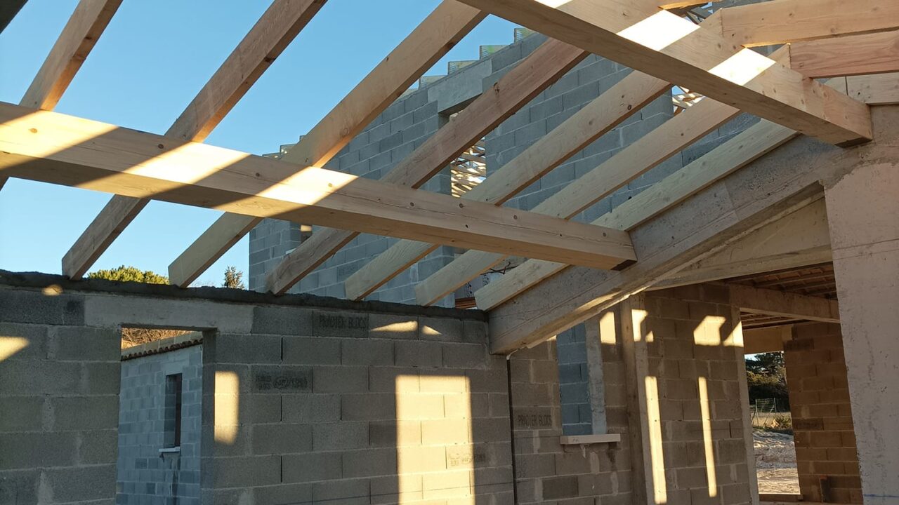 Nettoyage & Rénovation de toiture à Miramas Arles près de  et Istres Salon de provance Fos sur Mer