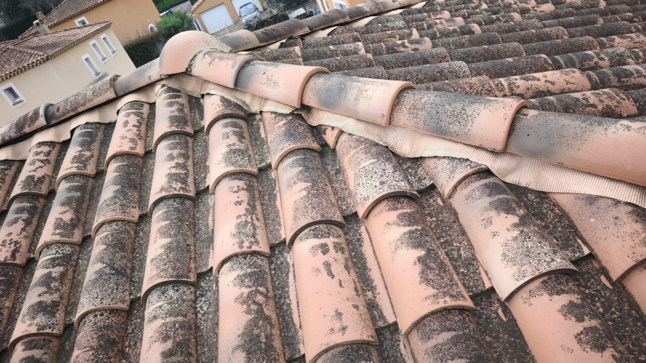 Artisan couvreur à Marseille, Aix-en-Provence, Aubagne, Vitrolles, Marignane, Martigues, Salon-de-Provence et dans tout le département des Bouches-du-Rhône. Devis gratuit pour réparation et rénovation de toiture.